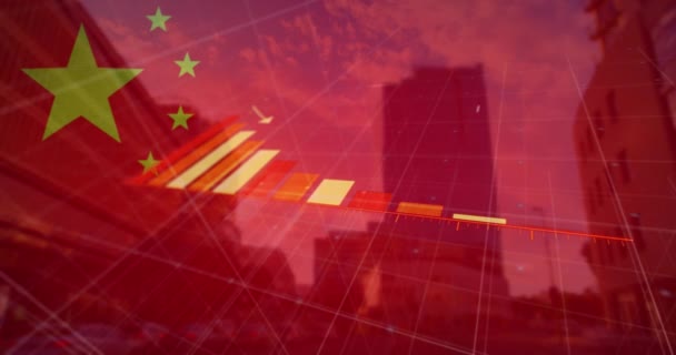 金融データ処理のアニメーション 都市景観上の中国の旗 グローバルビジネス データ処理 グローバルエコノミーのコンセプトをデジタル生成したビデオ — ストック動画