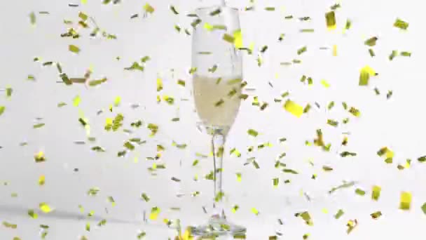 Анімація Золотого Конфетті Падає Над Шампанським Виливається Склянку Білому Тлі — стокове відео