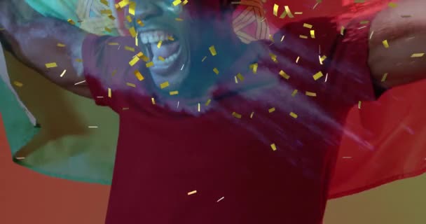Анимация Золотых Конфетти Над Приветствием Африканского Болельщика Мужского Пола Размахивающего — стоковое видео
