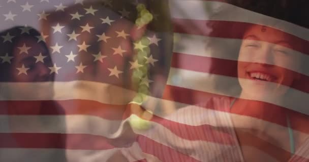 Animazione Sventolare Bandiera Nazionale America Diverse Amiche Sorridenti Composito Digitale — Video Stock