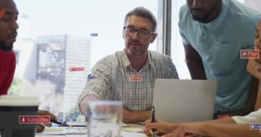 Çeşitli yöneticilerin iş arkadaşlarına dizüstü bilgisayardaki raporları açıklamasıyla ilgili bilgilendirme çubuklarının canlandırılması. Dijital bileşik, çoklu pozlama, sosyal medya anımsatıcı, planlama, takım çalışması ve teknoloji kavramı.