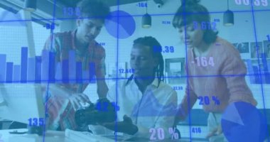 Çeşitli iş arkadaşlarının raporları tartışırken birden fazla grafik ve değişen numaraların animasyonu. Dijital bileşik, çoklu pozlama, iş, planlama, büyüme, takım çalışması ve teknoloji kavramı.