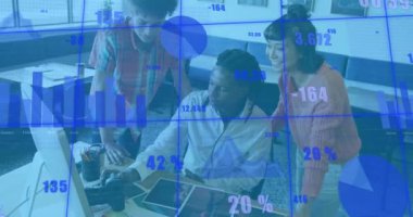 Bilgisayarda raporları tartışan farklı iş arkadaşlarının sayılarının ve grafiklerinin değiştirilmesi. Dijital bileşik, çoklu pozlama, iş, büyüme, takım çalışması ve teknoloji kavramı.