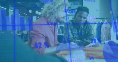 Çeşitli tasarımcıların atölyede tartıştığı numaraların ve grafiklerin animasyonu. Dijital bileşik, çoklu pozlama, rapor, iş, büyüme, planlama ve takım çalışması kavramı.