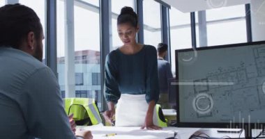 Grafiklerin animasyonu, dairelerin yüklenmesi, çeşitli kadın mimarların iş arkadaşına planları açıklaması. Dijital bileşik, çoklu pozlama, rapor, iş, ilerleme, takım çalışması ve teknoloji kavramı.