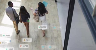 Görevden çıkarken çeşitli iş arkadaşlarının tartıştığı bildiri çubuklarının canlandırılması. Dijital bileşik, çoklu pozlama, planlama, sosyal medya anımsatıcı, içecek ve takım çalışması kavramı.