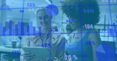 Değişen numaraların, grafiklerin, dijital tablet hakkındaki raporları tartışan çeşitli kadın iş arkadaşlarının animasyonu. Dijital bileşik, çoklu pozlama, iş, planlama, büyüme, takım çalışması ve teknoloji kavramı.