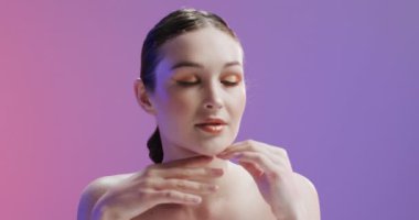 Kafkasyalı, kahverengi saçlı, makyajlı, yüzüne dokunan, fotokopi çeken, ağır çekim. Sağlık ve güzellik, makyaj, kadınlık kavramı, değiştirilmemiş..