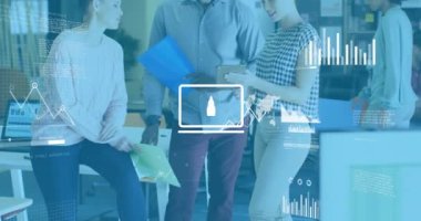 Muhtelif iş arkadaşlarının ofiste ayakta durup tartışmaları üzerine birden fazla simgenin canlandırılması. Dijital bileşik, çoklu pozlama, rapor, iş, küresel, bulut hesaplama, takım çalışması ve teknoloji kavramı.