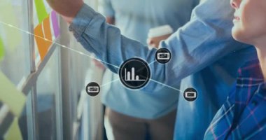 Kafkasyalı bir adamın kahve fincanı tutarak iş arkadaşlarına stratejiyi açıklamasının animasyonu. Dijital bileşik, çoklu pozlama, iletişim, içecek, takım çalışması ve planlama kavramı.