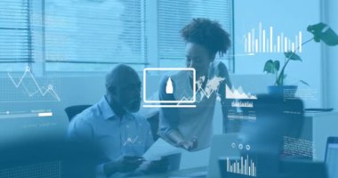 Muhtelif iş arkadaşlarının masadaki raporları tartışması üzerine birden fazla simgenin canlandırılması. Dijital bileşik, çoklu pozlama, iş, küresel, bulut hesaplama, takım çalışması ve teknoloji kavramı.