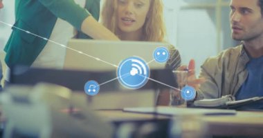 Dizüstü bilgisayardaki raporları tartışan çeşitli iş arkadaşlarının bağlı simgelerin animasyonu. Dijital bileşik, çoklu pozlama, iletişim, planlama, takım çalışması ve teknoloji kavramı.