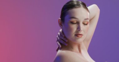 Kahverengi saçlı, makyajlı, boynuna dokunan beyaz bir kadın, taklit alanı, ağır çekim. Sağlık ve güzellik, makyaj, kadınlık kavramı, değiştirilmemiş..