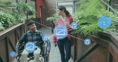 Birbirine bağlı ikonların animasyonu, tekerlekli sandalyede elinde kahve tutan kadınla konuşan çeşitli engelli erkekler. Dijital bileşik, çoklu pozlama, iletişim, engellilik, içecek ve tartışma kavramı.