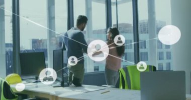 Çeşitli mimarlar üzerinde bağlı simgelerin canlandırılması ve ofis planının tartışılması. Dijital bileşik, çoklu pozlama, iletişim, planlama, takım çalışması ve iş konsepti.