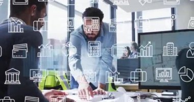 Ofisteki planları tartışan çeşitli erkek mimarlar üzerinde birden fazla simgenin canlandırılması. Dijital bileşik, çoklu pozlama, rapor, iş, bankacılık, eğitim, takım çalışması ve meslek kavramı.