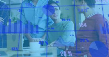 Grafiklerin animasyonu ve çeşitli iş arkadaşlarının ofiste fikirlerini paylaşmaları üzerine değişen numaralar. Dijital bileşik, çoklu pozlama, iş, rapor, iş, büyüme, takım çalışması ve teknoloji kavramı.