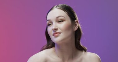 Kahverengi saçlı, makyajlı, gülümseyen, fotokopi çeken, ağır çekimde beyaz kadın. Sağlık ve güzellik, makyaj, kadınlık kavramı, değiştirilmemiş..