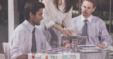 Numaraların değiştirilmesi, bilgilendirme çubuklarındaki simgeler, raporları tartışan çeşitli iş arkadaşları. Dijital bileşik, çoklu pozlama, iş, büyüme, sosyal medya anımsatıcı ve takım çalışması kavramı.