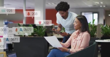 Değişen numaraların animasyonu, farklı iş arkadaşlarının raporları tartışması üzerine bilgilendirme çubuklarındaki simgeler. Dijital bileşik, çoklu pozlama, sosyal medya anımsatıcı, planlama, takım çalışması ve teknoloji.