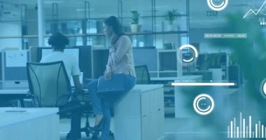 Grafiklerin animasyonu, çeşitli iş arkadaşlarının masadaki fikirleri paylaşması üzerine çizgiler ve daireler yüklemek. Dijital bileşik, çoklu pozlama, rapor, iş, ilerleme, planlama, takım çalışması ve tartışma kavramı.