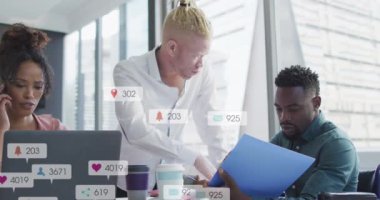 Çeşitli iş arkadaşlarının ofiste raporları tartışması üzerine çoklu bilgilendirme çubuklarının canlandırılması. Dijital bileşik, çoklu pozlama, sosyal medya anımsatıcı, planlama, takım çalışması ve teknoloji kavramı.