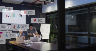 Dizüstü bilgisayardaki raporları tartışan ve analiz eden çeşitli iş arkadaşlarının bildiri çubuklarının animasyonu. Dijital bileşik, çoklu pozlama, sosyal medya hatırlatıcısı, planlama, takım çalışması, teknoloji konsepti.