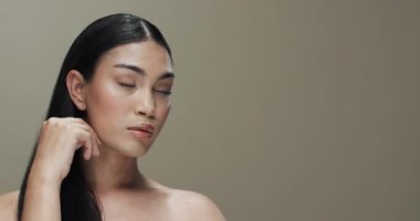 Siyah saçlı, makyajlı, uzayı taklit eden, ağır çekimde melez bir kadın. Sağlık ve güzellik, makyaj, kadınlık kavramı, değiştirilmemiş..