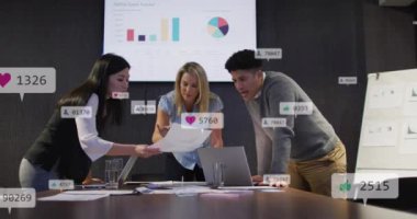 Dizüstü bilgisayarla ilgili raporları tartışan çeşitli iş arkadaşlarıyla ilgili bilgilendirme çubuklarının canlandırılması. Dijital bileşik, çoklu pozlama, sosyal medya anımsatıcı, planlama, takım çalışması ve teknoloji kavramı.