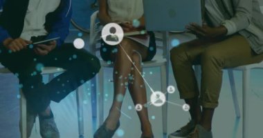 Bilgisayarda raporları tartışan farklı iş arkadaşlarının asma kilit ve bağlı simgelerin animasyonu. Dijital bileşik, çoklu pozlama, iletişim, iş, koruma, takım çalışması ve teknoloji.