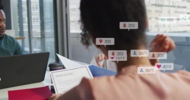 Muhtelif iş arkadaşlarının ofiste raporları tartışması üzerine bilgilendirme çubuklarının canlandırılması. Dijital bileşik, çoklu pozlama, sosyal medya anımsatıcı, planlama, takım çalışması ve teknoloji kavramı.