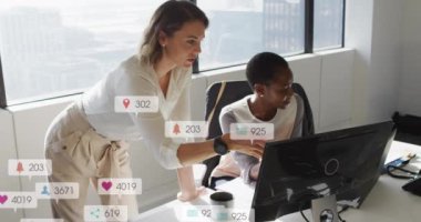 Çeşitli kadın iş arkadaşlarının bilgisayarda raporları tartışması üzerine çoklu bilgilendirme çubuklarının canlandırılması. Dijital bileşik, çoklu pozlama, sosyal medya anımsatıcı, planlama, takım çalışması ve teknoloji.