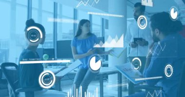 Grafiklerin animasyonu, çeşitli kadın çalışanlara raporları açıklarken daireler ve çubuklar yüklemek. Dijital bileşik, çoklu pozlama, iş, planlama, ilerleme ve takım çalışması kavramı.