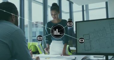 Ofisteki planları tartışan çeşitli mimarlar üzerine bağlı simgelerin canlandırılması. Dijital bileşik, çoklu pozlama, iletişim, rapor, iş, planlama, takım çalışması ve teknoloji kavramı.