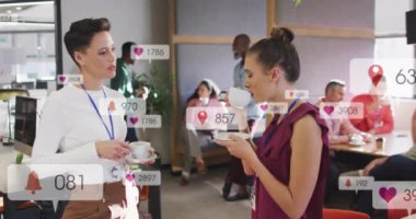 Çeşitli kadın iş arkadaşlarının çay içerken fikirlerini paylaşmaları üzerine bilgilendirme barlarının canlandırılması. Dijital bileşik, çoklu pozlama, planlama, sosyal medya anımsatıcı, içecek ve takım çalışması kavramı.