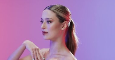 Sarışın ve makyajlı beyaz bir kadın yüzüne dokunuyor, taklit alanı, ağır çekim. Sağlık ve güzellik, makyaj, kadınlık kavramı, değiştirilmemiş..