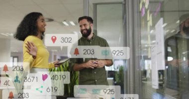 Çeşitli iş arkadaşlarının yapışkan notlar üzerine strateji tartışmalarıyla ilgili bilgilendirme çubuklarının canlandırılması. Dijital bileşik, çoklu pozlama, planlama, tartışma, sosyal medya anımsatıcı ve takım çalışması kavramı.