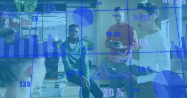 Grafiklerin animasyonu ve çeşitli iş arkadaşlarının ofiste fikirlerini paylaşmaları üzerine değişen numaralar. Dijital bileşik, çoklu pozlama, rapor, iş, büyüme, planlama ve takım çalışması kavramı.