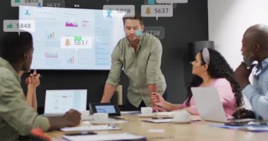 Birden fazla uyarı çubuğunun canlandırılması, çeşitli iş arkadaşlarının ofiste raporları tartışması. Dijital bileşik, çoklu pozlama, sosyal medya anımsatıcı, planlama, takım çalışması ve teknoloji.