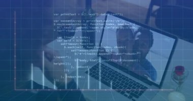 Bilgisayar dili animasyonu, şarap içerken arkadaşlarıyla görüntülü konuşma. Grafikler, dijital bileşim, rapor, iş dünyası, birliktelik, kodlama ve teknoloji kavramı.