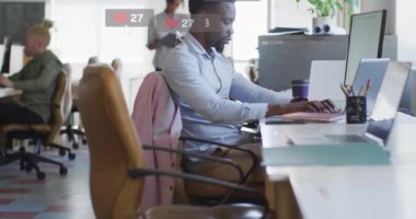Afro-Amerikan bir adamın dizüstü bilgisayarda rapor hazırlamasıyla ilgili birden fazla uyarı barının animasyonu. Dijital bileşim, çoklu pozlama, iş, sosyal medya anımsatıcı ve teknoloji kavramı.