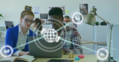 Dizüstü bilgisayarla ilgili raporları tartışan çeşitli iş arkadaşlarının bağlı dünya simgelerinin animasyonu. Dijital bileşik, çoklu pozlama, iletişim, küreselleşme, takım çalışması ve teknoloji kavramı.
