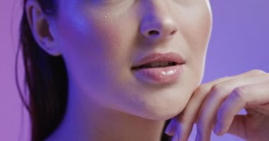 Kahverengi saçlı, gülümseyen ve makyajlı beyaz kadın yüzüne dokunuyor, fotokopi odası, ağır çekim. Sağlık ve güzellik, makyaj, kadınlık kavramı, değiştirilmemiş..