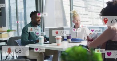 Kafelerde raporları tartışan çeşitli iş arkadaşlarının çoklu bilgilendirme çubuklarının canlandırılması. Dijital bileşik, teknoloji, iş, büyüme, içecek, sosyal medya anımsatıcı, takım çalışması kavramı.