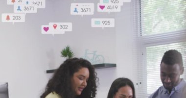 Çeşitli iş arkadaşlarının ofiste fikirlerini paylaşmaları üzerine düşen bildiri çubuklarının canlandırılması. Dijital bileşik, çoklu pozlama, sosyal medya anımsatıcı, planlama, takım çalışması ve teknoloji kavramı.