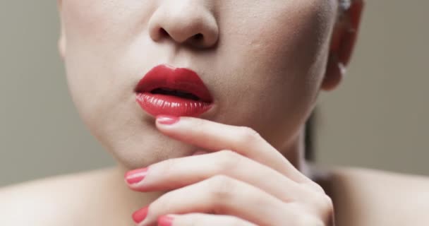 Asiatisk Kvinde Med Sort Hår Røde Læber Røde Negle Kopieringsrum – Stock-video