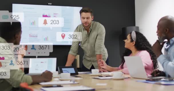 사무실에서 보고서를 동료에 애니메이션 디지털 미디어 팀워크 — 비디오