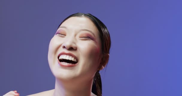Ázsiai Fekete Hajjal Smink Eltakarja Arcát Másolás Tér Lassított Felvétel — Stock videók