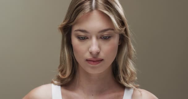 Portrait Femme Caucasienne Aux Cheveux Blonds Espace Copie Ralenti Santé — Video