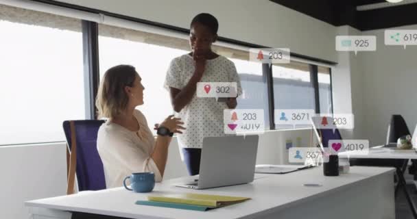 多様な女性同僚がコーヒーを飲んでデスクで議論する通知バーのアニメーション デジタルコンポジット テクノロジー プランニング ソーシャルメディアリマインダー チームワークコンセプト — ストック動画